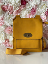 Load image into Gallery viewer, Twist Lock Flap Over Crossbody Bag