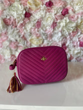 Load image into Gallery viewer, Single Zip Bee Crossbody Bag