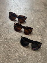 Load image into Gallery viewer, Bee Detail Sunglasses