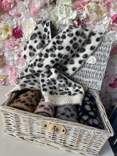 Load image into Gallery viewer, Cosy Leopard Print Pull Through Scarf