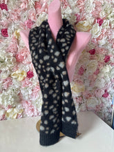 Load image into Gallery viewer, Cosy Leopard Print Pull Through Scarf