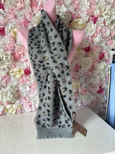 Load image into Gallery viewer, Cosy Leopard Print Pull Through Scarf