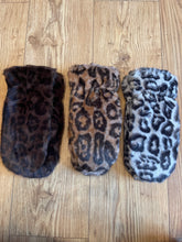 Load image into Gallery viewer, Leopard Print Faux Fur Mittens