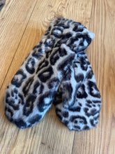 Load image into Gallery viewer, Leopard Print Faux Fur Mittens