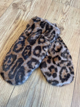 Load image into Gallery viewer, Leopard Print Faux Fur Mittens