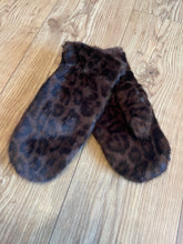 Load image into Gallery viewer, Leopard Print Faux Fur Mittens